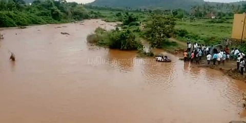நீரில் அடித்துச்சென்ற தற்காலிக பாலம் - கடக்க முடியாமல் தவித்த மாணவர்கள்