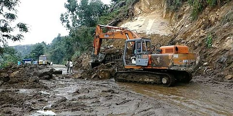 பாறைகள் உருண்டதால் துண்டிக்கப்பட்ட சாலை - 7 நாட்களுக்கு பிறகு போக்குவரத்து தொடக்கம்