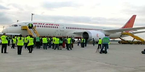 விமானத்தில் முறைகேடாக நடந்துகொண்டால் பயணிகளுக்கு ஆயுள் தடை - மத்திய அரசு