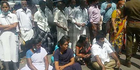 மருத்துவரை தாக்கிய வழக்கறிஞர் - மருத்துவர்கள் சாலை மறியல்