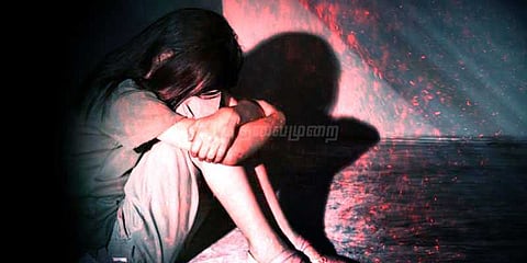 வேலை வாங்கி தருவதாக சிறுமிக்கு பாலியல் வன்கொடுமை - 4 பேர் கைது