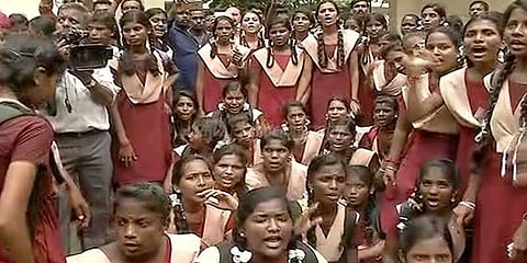 நீட் தேர்வுக்கு எதிராக மாணவிகள் போராட்டம்: 3 மாணவர்கள் மீது வழக்குப்பதிவு