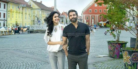 துருக்கியில் தவிக்கும் ’துருவ நட்சத்திரம்’ டீம்!