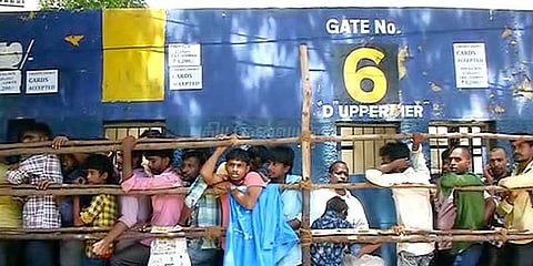 ஆஸி. கிரிக்கெட்: காத்திருந்து டிக்கெட் வாங்கும் ரசிகர்கள்