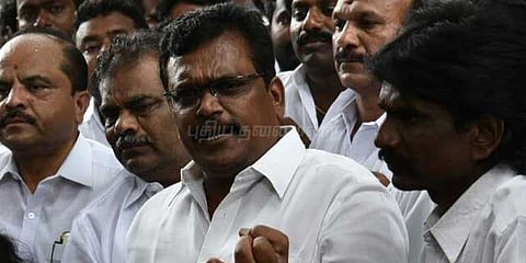 சசிகலாவுடன் தினகரன் ஆதரவு எம்.எல்.ஏ.க்கள் 3 பேர் நாளை சந்திப்பு