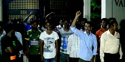 பாலாற்றில் கலக்கும் தோல் கழிவுகள் : பாதிப்படைந்த மக்கள் போராட்டம்