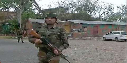 காஷ்மீரில் 2 பயங்கரவாதிகள் சுட்டு கொலை