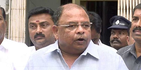 அ.தி.மு.க கொறடாவை நீக்க வேண்டும்: சபாநாயகரிடம் வெற்றிவேல் மனு