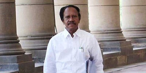 தம்பிதுரை இல்லம் முன் தர்ணா: 2 பேர் கைது