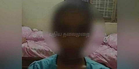 சீருடை அணியாததால் ஆண் கழிவறையில் நிற்க வைக்கப்பட்ட 11 வயது சிறுமி