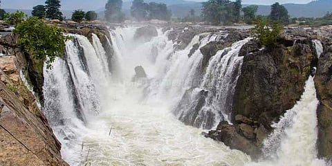 நீர்வரத்து அதிகரிப்பால் ஒகேனக்கலில் பரிசல் இயக்கத் தடை