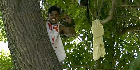 அனிதா மரணத்திற்கு நீதி வேண்டும்: மரத்தில் ஏறி மாணவர் போராட்டம்