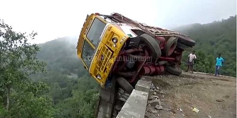 கொண்டை ஊசி வளைவில் அந்தரத்தில் தொங்கிய லாரி