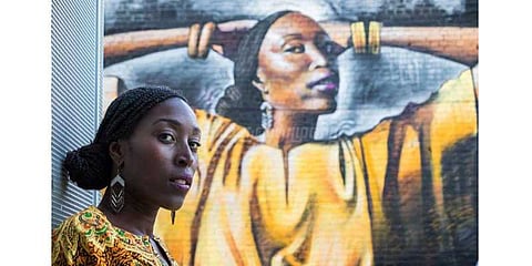 கருப்பின பெண்கள் மீது கவனம் செலுத்த வைக்கும் சுவர் ஓவியம்