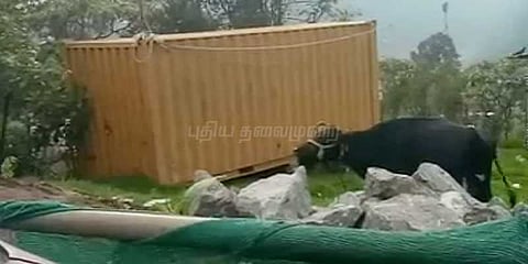 அதிமுக எம்பி வீட்டின் அருகே சந்தேகத்தைக் கிளப்பும் கண்டெய்னர்