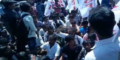 நீட் தேர்வுக்கு எதிரான போராட்டத்தில் தள்ளுமுள்ளு