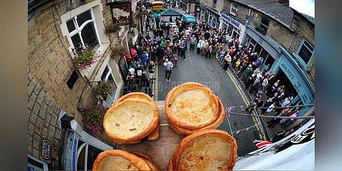 100 ஆண்டுகள் பழமையான விநோத போட்டி - 45 வயதுக்காரர் சாம்பியன் பட்டம் வென்றார்