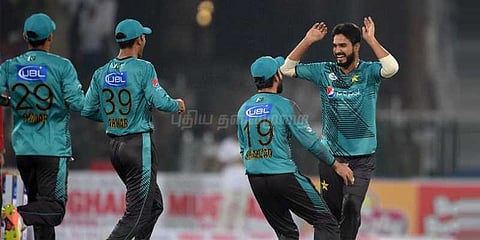 52 பந்தில் 85 ரன்: பாபர் மிரட்டல், பணிந்தது உலக லெவன்!