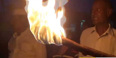 அடிக்கடி ஏற்படும் மின்வெட்டு: மின்கம்பங்களில் தீப்பந்தம் ஏற்றிய மக்கள்