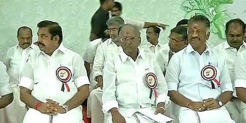 இரட்டை இலையை மீட்க ஈ.பி.எஸ்.,ஓ.பி.எஸ் அணி டெல்லி பயணம்