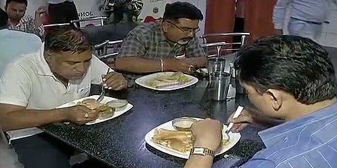 ஓட்டல் சேவைக் கட்டணத்துக்கும் வரி விதிக்கலாம்