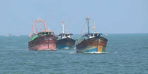 தமிழக மீனவர்களை மிரட்டி சூறையாடிய இலங்கை மீனவர்கள்