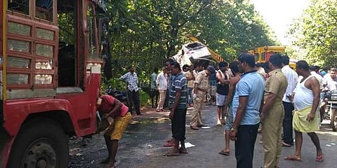 சாலை விபத்து: ஒரே குடும்பத்தை சேர்ந்த 9 பேர் பலி