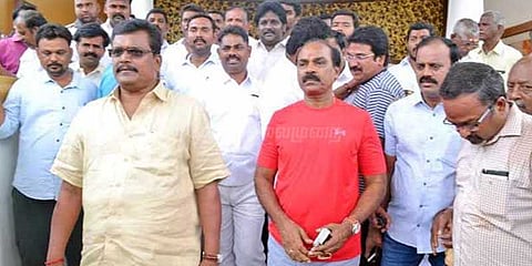 தமிழக எம்எல்ஏக்கள் தங்கியுள்ள விடுதிக்கு கர்நாடக போலீஸ் நோட்டீஸ்