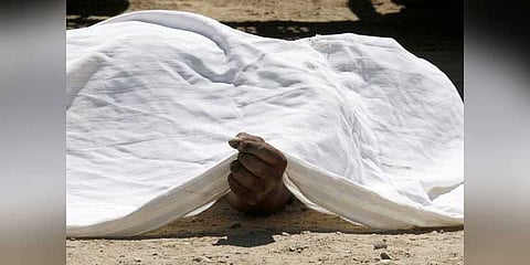 நீட் தேர்வை ரத்து செய்யக்கோரி பிணம் போல் படுத்து நூதன போராட்டம்