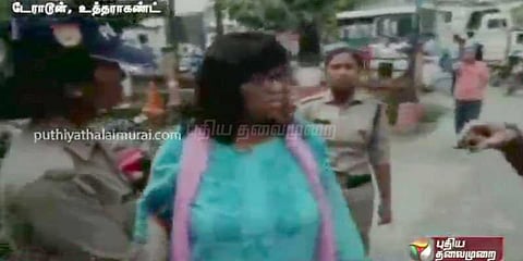 நீதிபதி எனக் கூறி காவல் அதிகாரியை தாக்கிய பெண்