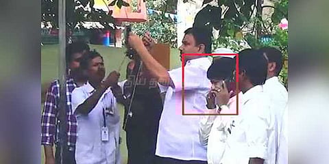 தேசியக்கொடி ஏற்றும் போது செல்ஃபோனில் பேசியவருக்கு வித்தியாசமான தண்டனை