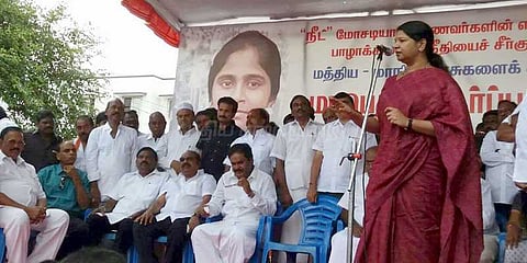 ஏழைகளை வடிகட்டவா நீட்? கனிமொழி கேள்வி