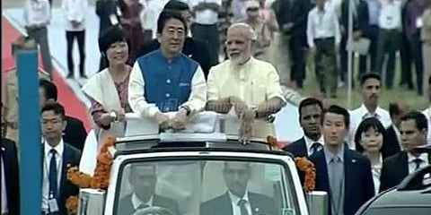 இந்தியா வந்தார் ஜப்பான் பிரதமர்: மோடியுடன் திறந்த வாகனத்தில் ‘ரோடு ஷோ’