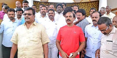 தமிழக போலீசார் மிரட்டுகிறார்கள்: கர்நாடக போலீசில் தினகரன் ஆதரவு எம்.எல்.ஏக்கள் புகார்