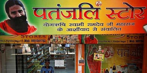 வெள்ளத்தில் சிக்கிய மக்களுக்கு காலவதியான உணவுப் பொருட்கள் வழங்கிய பதஞ்சலி