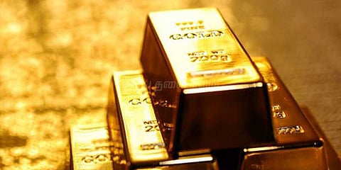 தங்கம் கடத்த முயன்ற கணவன், மனைவி கைது