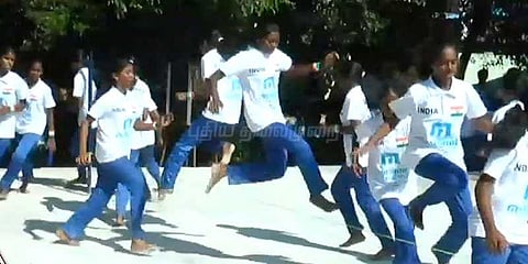 அரசு பள்ளி மாணவிகள் கின்னஸ் சாதனை முயற்சி