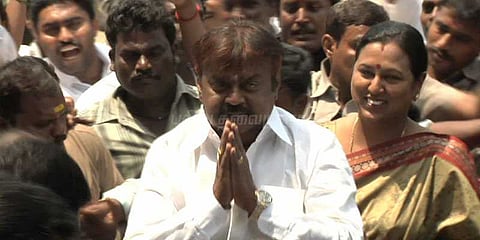 13ஆம் ஆண்டில் தேமுதிக: கட்சிக் கொடியேற்றி இனிப்பு வழங்கினார் விஜயகாந்த்