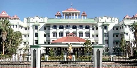 ஒருமணி நேரத்தில் வேலையை விட்டு நீக்கி விடுவோம்: உயர்நீதிமன்றம் எச்சரிக்கை!