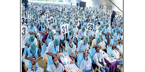 ஒரே நேரத்தில் 733 பேருக்கு சிகிச்சை: ஆயுர்வேத மாணவர்கள் கின்னஸ் முயற்சி