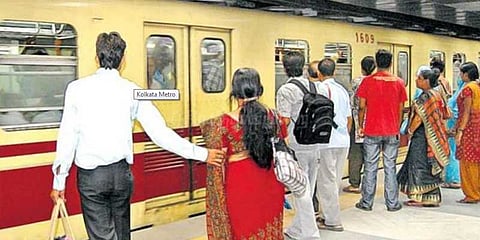 கதவு திறக்காததால் மெட்ரோ ரயிலில் சிக்கிய பயணிகள்