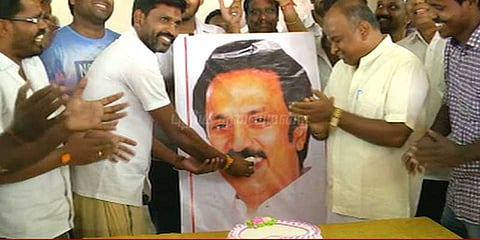 ஸ்டாலினுக்கு கேக் ஊட்டி பாஜக உற்சாகம்