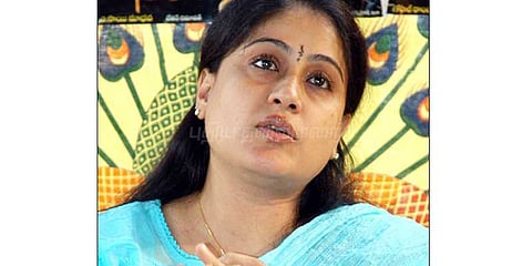 மோசடி வழக்கு: நேரில் ஆஜராக விஜயசாந்திக்கு உத்தரவு