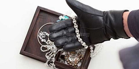 இரும்பு லாக்கரை உடைத்து ரூ.5 லட்சம் நகைகள் கொள்ளை