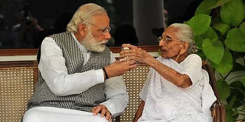 அம்மாவிடம் ஆசி பெற்றார் பிரதமர் மோடி
