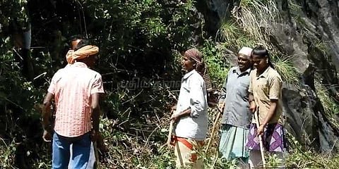 கொடைக்கானல் - பழனி சாலையில் மண் சரிவு: சீரமைப்பு பணிகள் தீவிரம்