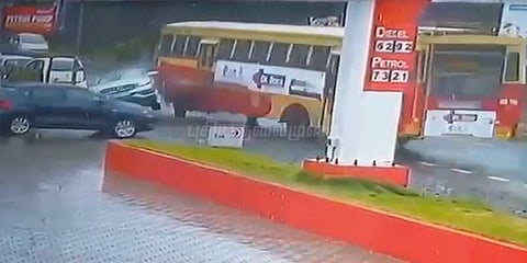 கார் - பேருந்து நேருக்கு நேர் மோதல் - சிசிடிவில் பதிவான விபத்து காட்சிகள்