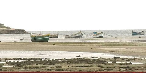 திடீரென உள்வாங்கிய கடல் - சுற்றுலாப் பயணிகள் அச்சம்