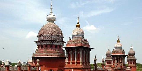 தகுதி நீக்கத்தை எதிர்த்து தினகரன் தரப்பினர் உயர்நீதிமன்றத்தில் மனு