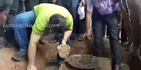 கழிப்பறை கட்டுமானப் பணியில் களமிறங்கிய கலெக்டர்